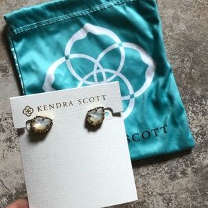 Kendra Scott Tessa studs in gold/white pearl